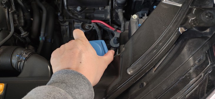 汽车使用的玻璃水，到底有什么用？老司机告诉你，别再花冤枉钱