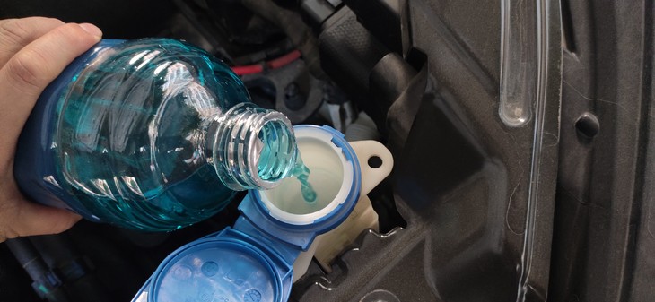 汽车使用的玻璃水，到底有什么用？老司机告诉你，别再花冤枉钱