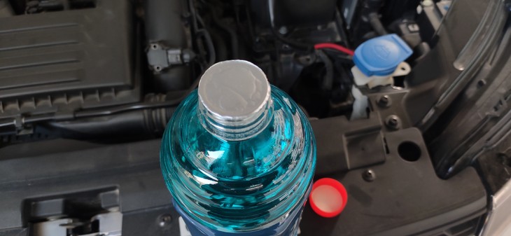 汽车使用的玻璃水，到底有什么用？老司机告诉你，别再花冤枉钱