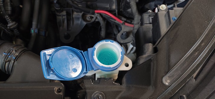 汽车使用的玻璃水，到底有什么用？老司机告诉你，别再花冤枉钱