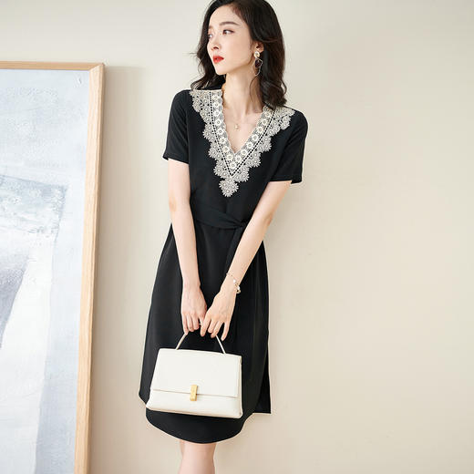 剩S 米思阳2025夏季新款法式优雅拼接蕾丝V领收腰系带醋酸连衣裙1204 商品图1