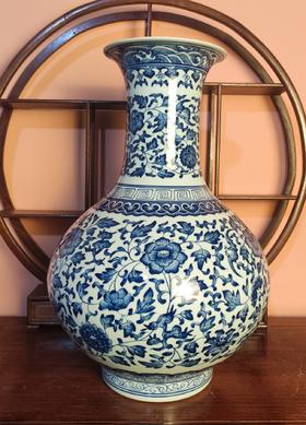 柴窑 ，手绘青花缠枝莲赏瓶