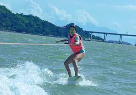 东部湾一天尾波滑水活动