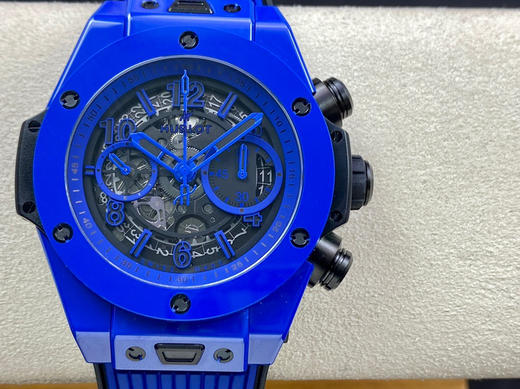 ZF砸重金耗时四年，得以突破传统的陶瓷材料。全新彩色陶瓷采用精湛的技术，将高压力和高热相融合，无需烧制颜料就能锻造陶瓷 商品图14