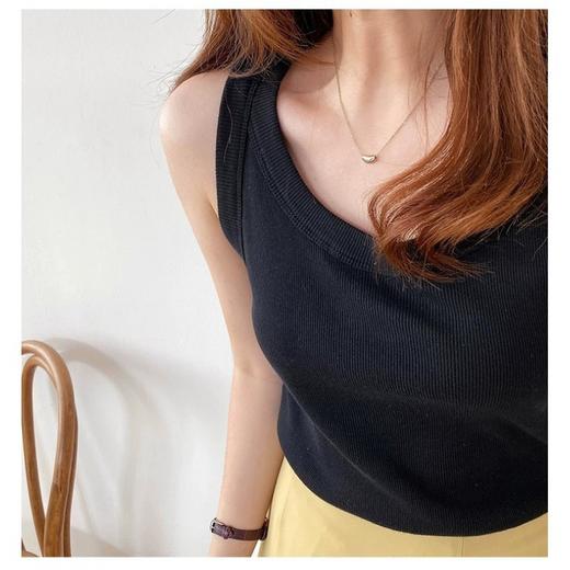【买1送1】49元两件！维多利亚螺纹打底背心 时尚百搭，简约修身，舒适面料，背心肩部设计刚好的肩袖弧度呈现出性感和时髦 商品图2