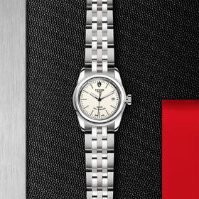 帝舵骏珏日历型 | 钢表壳，直径26毫米 蛋白色表盘