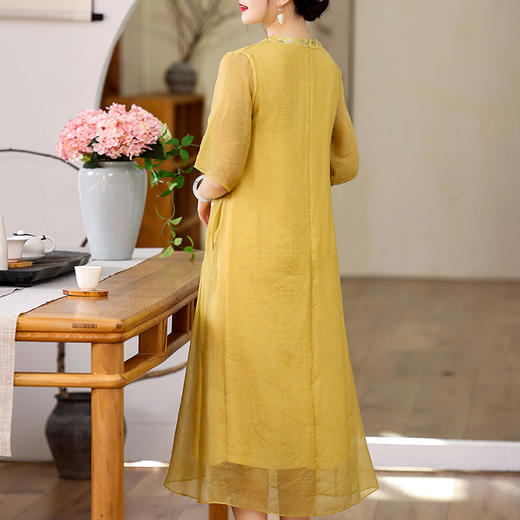 KDS-2252国风中式天丝刺绣连衣裙复古V领七分袖改良旗袍 商品图3