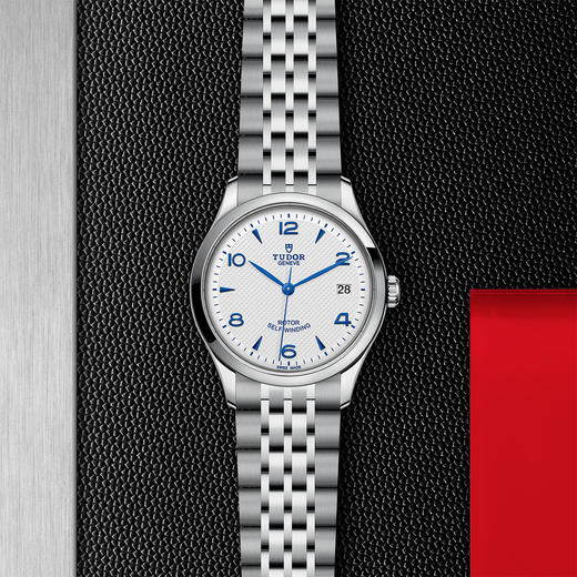 帝舵1926系列 | 钢表壳，直径36毫米  蛋白色及蓝色表盘 商品图0