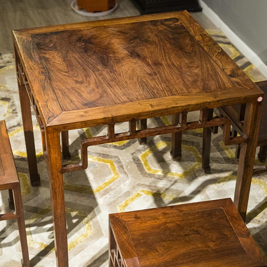 清 红木罗锅枨矮佬四面平方桌方凳成套（一桌四凳） 商品图2