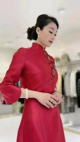 3楼 莱迪雅服饰 粘纤、聚酯 礼服