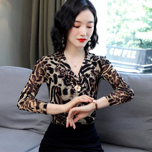 HMZY0718新款时尚气质收腰V领长袖网纱打底衫 商品图2