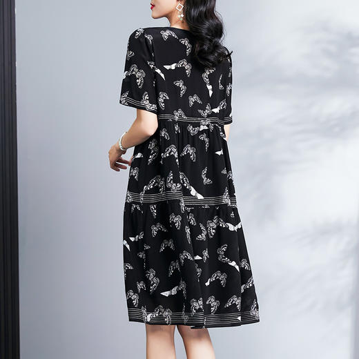 春夏新款真丝A字连衣裙黑色蝴蝶印花圆领宽松时尚气质连衣裙 CS74029 商品图3