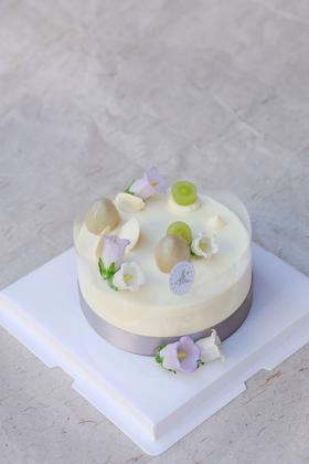 荔枝玫瑰蛋糕（鲜花装饰花茎有保鲜膜包裹）