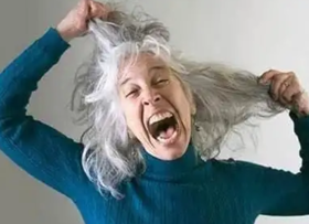 长了白发不要染，艾灸四穴让白发自然变黑，试过的人都说好！ 