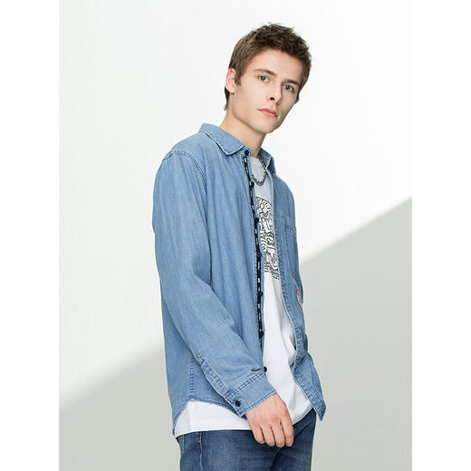 【Keith Haring联名】Lee21秋冬新品舒适浅蓝男牛仔衬衫LMT0013986VC00FA00298 商品图4