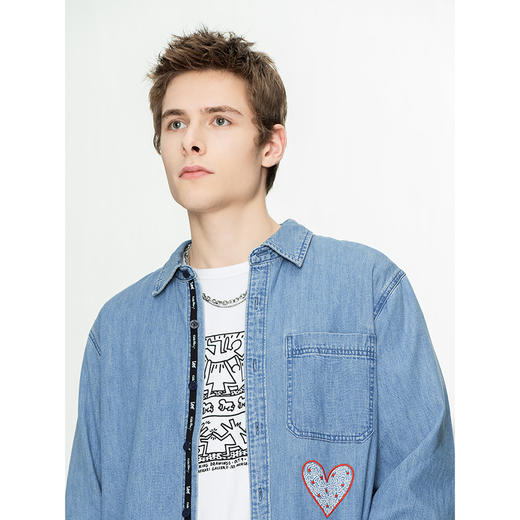 【Keith Haring联名】Lee21秋冬新品舒适浅蓝男牛仔衬衫LMT0013986VC00FA00298 商品图3