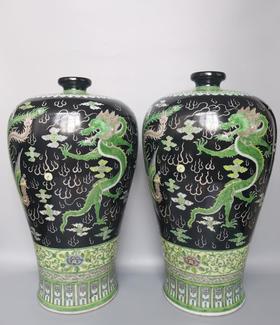 黑地素三彩龙凤梅瓶