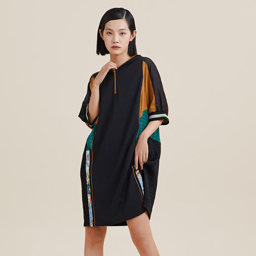 谜底短袖连衣裙2022夏季新款轻时尚撞色拼接休闲连帽225ML6046 商品图0