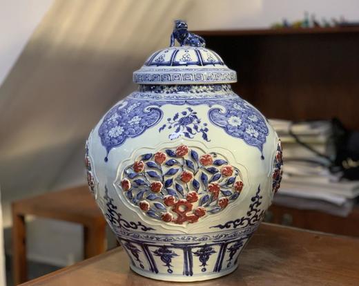 杜芳星：柴窑元青花釉里红捏雕开窗四季花卉纹盖罐 商品图0