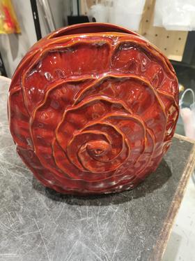 红棕色圆纹瓷器