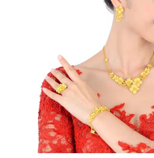 【计价黄金】2楼周生生婚嫁系列绣球花婚套（（计价黄金价格随每日金价浮动，下单前请咨询客服） 商品图0