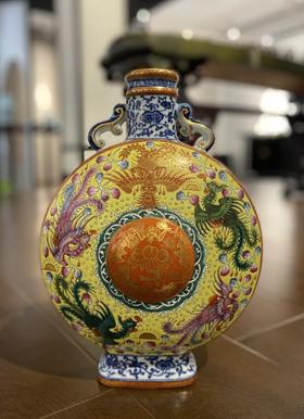 涂杏花：青花加彩黄地龙凤呈祥福寿抱月瓶