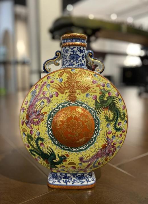 涂杏花：青花加彩黄地龙凤呈祥福寿抱月瓶 商品图0