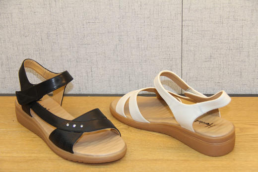 豪行女鞋夏新款21258032百搭坡跟一字带中跟皮凉鞋舒适软底妈妈鞋 专柜正品 商品图4