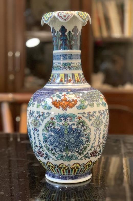 青花斗彩缠枝莲团花赏瓶 商品图0