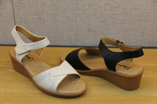 豪行女鞋21258081真皮坡跟高跟凉鞋百搭露趾厚底时尚粘扣女士凉鞋 专柜正品 跟高5CM 商品图5