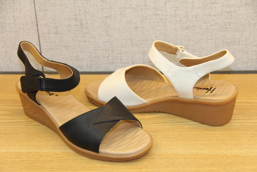 豪行女鞋21258081真皮坡跟高跟凉鞋百搭露趾厚底时尚粘扣女士凉鞋 专柜正品 跟高5CM 商品图4