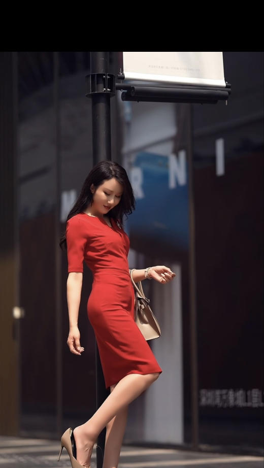 “皇妃裙”J6180551 连衣裙 女人味 经典 修身 干练 性感颈袖添香 商品图3