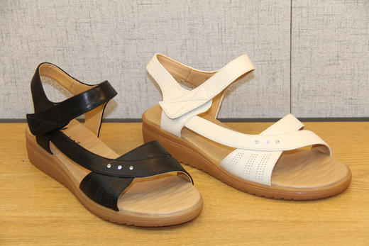 豪行女鞋夏新款21258032百搭坡跟一字带中跟皮凉鞋舒适软底妈妈鞋 专柜正品 商品图2