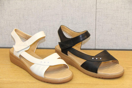 豪行女鞋夏新款21258032百搭坡跟一字带中跟皮凉鞋舒适软底妈妈鞋 专柜正品 商品图3