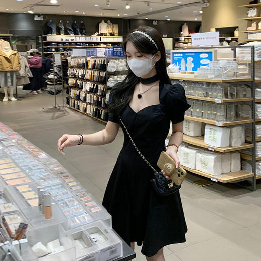 黛唯梵纯欲风泡泡袖连衣裙女夏季2022新款设计感小众法式复古甜辣黑裙子国庆出游 商品图2