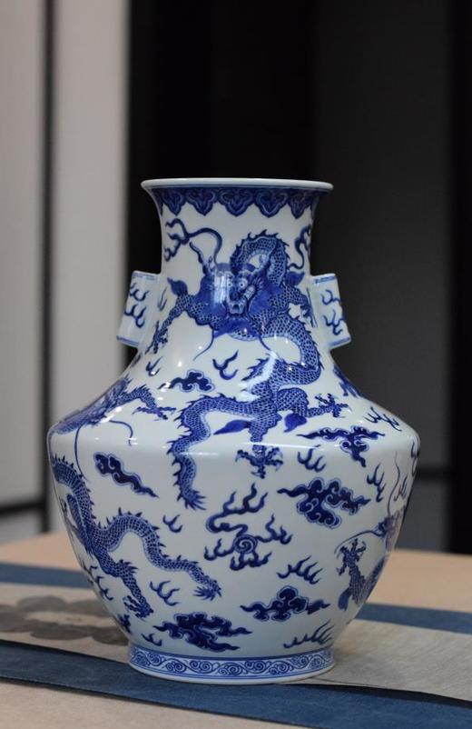 涂杏花：青花五龙纹双耳尊 商品图0