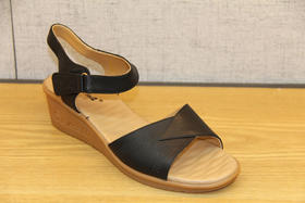 豪行女鞋21258081真皮坡跟高跟凉鞋百搭露趾厚底时尚粘扣女士凉鞋 专柜正品 跟高5CM