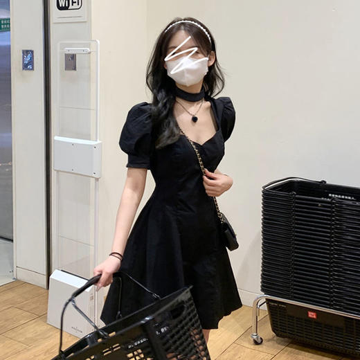 黛唯梵纯欲风泡泡袖连衣裙女夏季2022新款设计感小众法式复古甜辣黑裙子国庆出游 商品图0