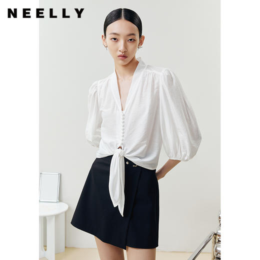 NEELLY纳俪商场同款气质立领白色衬衫女泡泡袖轻薄上衣系带下摆N22041B01007 商品图0