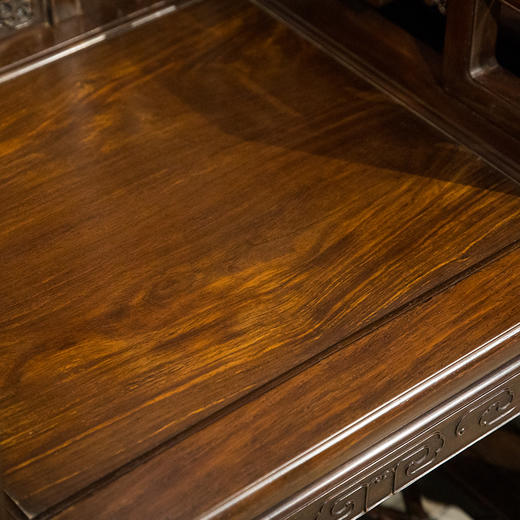 清 红木攒接拐子靠背狮纹带脚踏扶手椅成堂（四椅两几） 商品图3