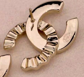 耳钉。金色。五角星 自己备注