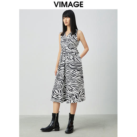 VIMAGE纬漫纪夏季新款V领收腰显瘦A摆复古斑马印花无袖连衣裙V1307920 商品图1