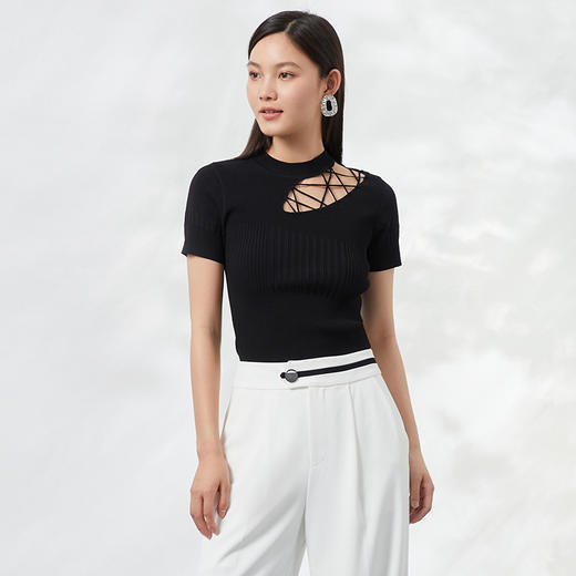 EITIE爱特爱夏季新款时尚显瘦绑带设计镂空针织T恤黑色上衣B2201906 商品图2