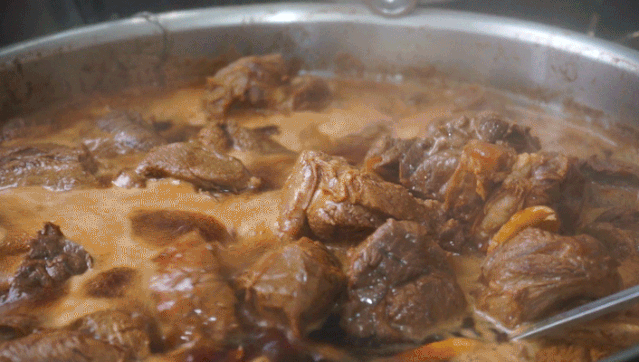 在1700年历史的龙门古镇，炖了一上午的卤牛肉，这香气，全村的狗狗都来了… 