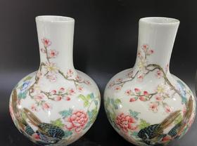 粉彩锦堂富贵天球瓶