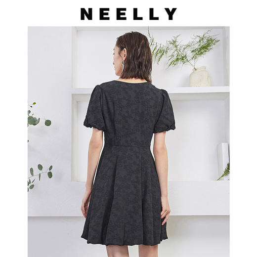 NEELLY纳俪商场同款甜美纯色V领提花暗纹灯笼袖A字收腰大摆连衣裙N22044Y04554 商品图3