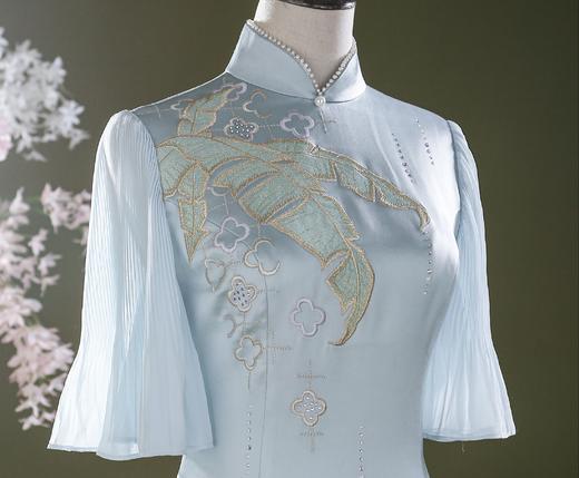 荷言HEYEN 雨打芭蕉 灰蓝色醋酸面料+雨打芭蕉刺绣图案+袖子压褶设计手工旗袍 商品图4