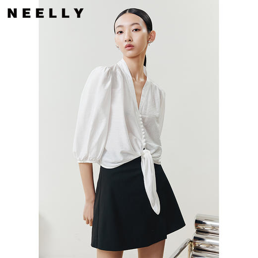 NEELLY纳俪商场同款气质立领白色衬衫女泡泡袖轻薄上衣系带下摆N22041B01007 商品图1