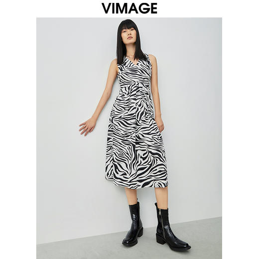 VIMAGE纬漫纪夏季新款V领收腰显瘦A摆复古斑马印花无袖连衣裙V1307920 商品图5