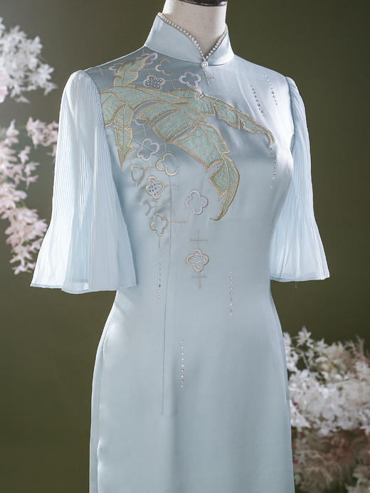 荷言HEYEN 雨打芭蕉 灰蓝色醋酸面料+雨打芭蕉刺绣图案+袖子压褶设计手工旗袍 商品图2